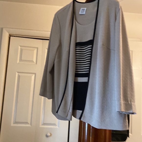 One piece sweater looks like 2 PCs knit - Picture 8 of 8